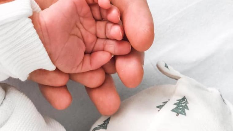 Das große Glück ist manchmal ganz klein, schrieb Ladurner unter dieses Baby-Foto.