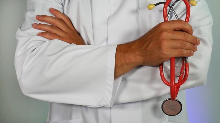 Der Arzt soll Hunderte minderjährige Patienten betäubt und sexuell missbraucht haben.