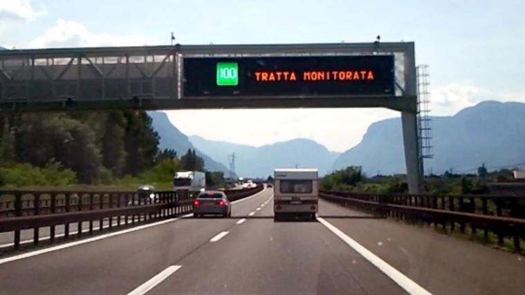 Der Hinweis 100 km/h auf grünem Hintergrund zeigt im Autobahnabschnitt Bozen-Trient die Geschwindigkeitsempfehlung im Rahmen des BrennerLEC-Projekts an.