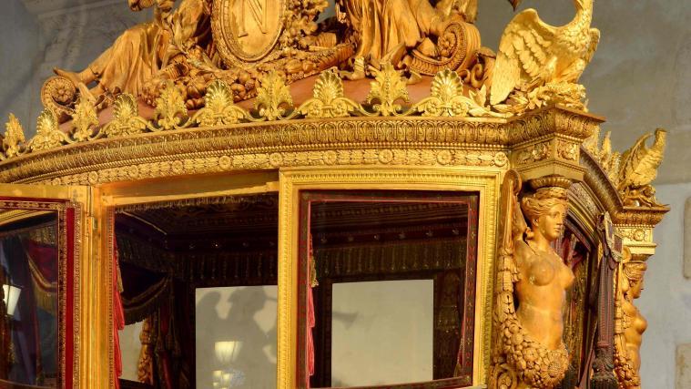 Der Mann wollte sich wohl im prunkvollen Schloss zu Versailles ausbreiten.