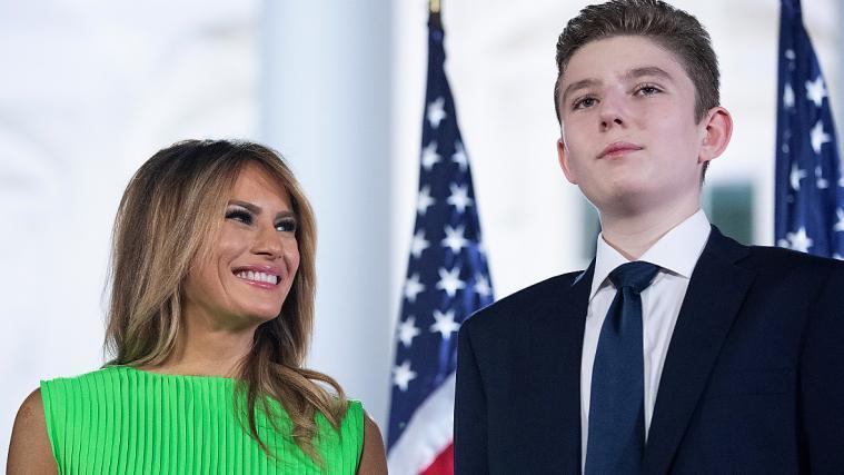 Der Sohn des US-Präsidenten Donald Trupm, Barron, zeigte während der Covid-Erkrankung keine Symptome. Im Bild mit Mutter Melania.