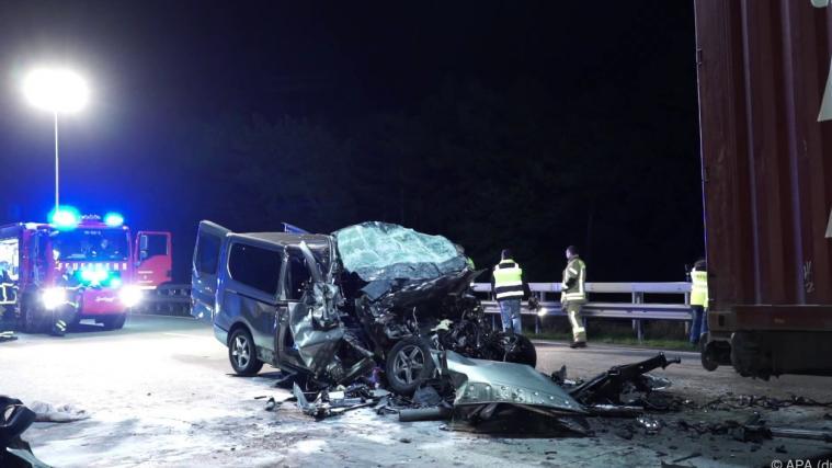 Der Transporter wurde völlig deformiert.