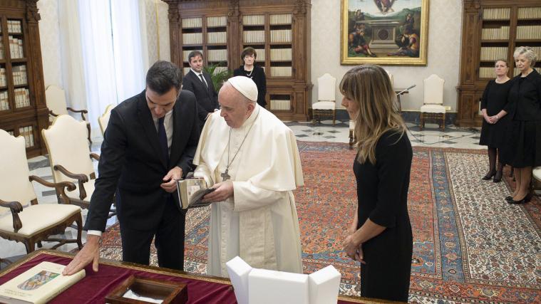 Die Gewohnheit des Papstes, trotz der auch in Italien wieder steigenden Corona-Infektionszahlen keine Maske zu tragen, verwundert Beobachter.