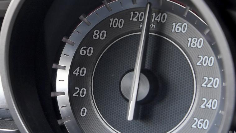 Die Jugendlichen rasten mit 200 Kilometern in der Stunde durch die Nacht.