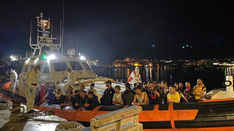 Die Migranten werden auf Quarantäneschiffen untergebracht.