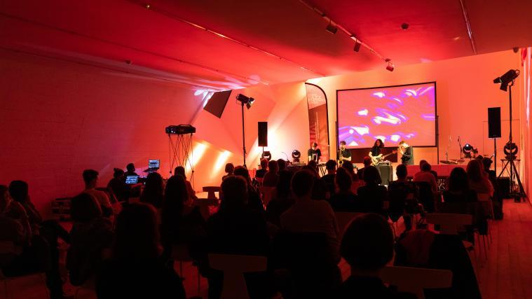 Die Münchner Band „Ark Noir“ sorgte gemeinsam mit der deutschen Visual-Künstlerin Polygonia für eine unverwechselbare Stimmung im Ausstellungsraum.