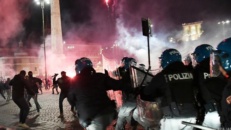 Die Polizei nahm mehrere Personen fest.