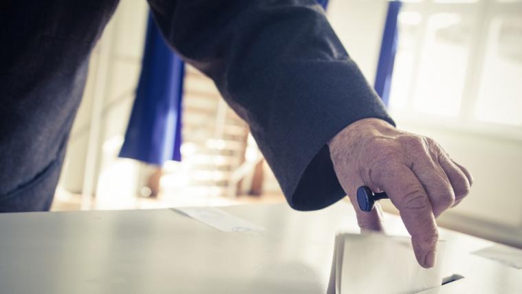 Die Wahlbeteiligung ist hoch und ein knappes Ergebnis wird erwartet.