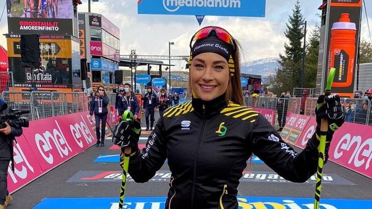 Dorothea Wierer bei ihrem Auftritt auf der Zielgeraden in Piancavallo.