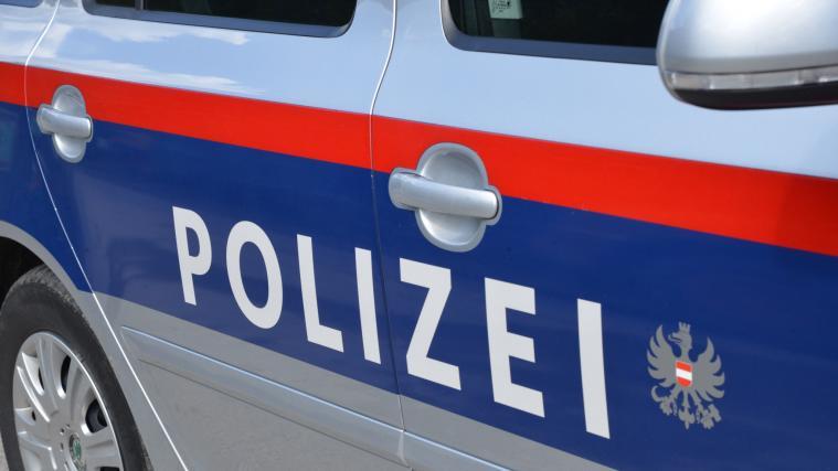 Ein 16-jähriger Bursche hat am Freitagabend in Innsbruck Polizisten mit einem Messer bedroht