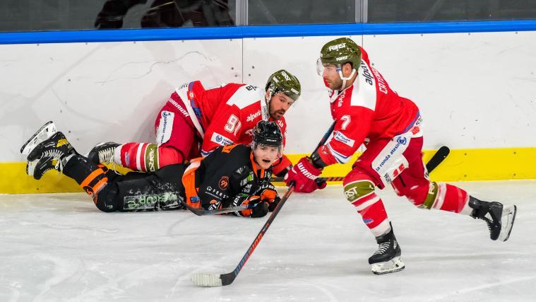 Ein Bild mit Symbolcharakter: Der HCB (hier mit Mike Halmo und Dan Catenacci) ist über die Graz 99ers gestrauchelt.