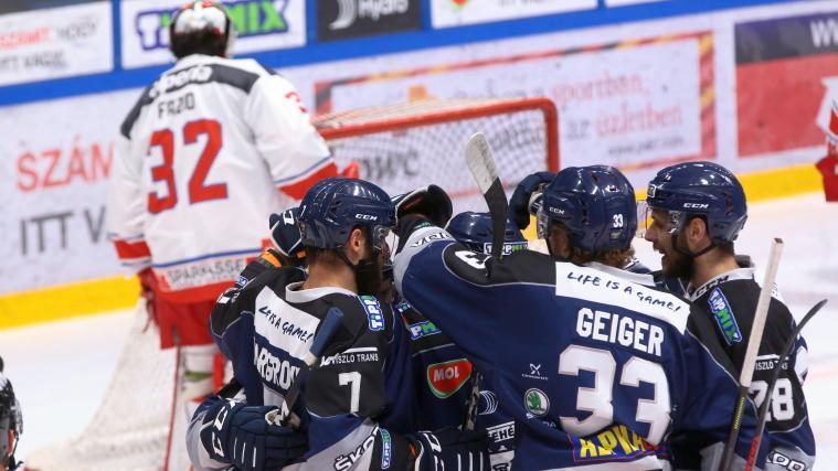 Ein Bild mit Symbolcharakter: Justin Fazio dreht entnervt ab, Paul Geiger und Co. jubeln.