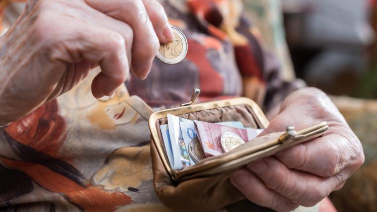 Ein Trickbetrüger hat eine Seniorin um ihr Geld gebracht.