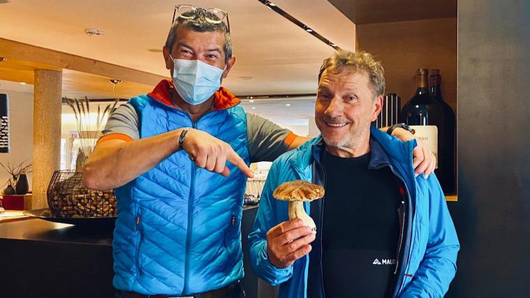 Hotelier Dietmar Erlacher ( links) hat Richy Müller vor einigen Jahren beim Hahnenkamm-Rennen in Kitzbühel kennengelernt. Der Schauspieler hat ein Händchen für die Suche nach Steinpilzen – die natürlich sofort in der Pfanne landeten.