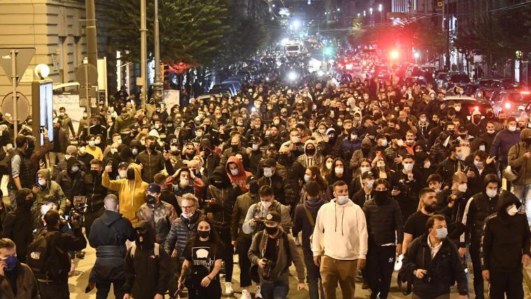 In der Nacht auf Samstag protestierten Hunderte Personen in Neapel gegen die Ausgangssperre.