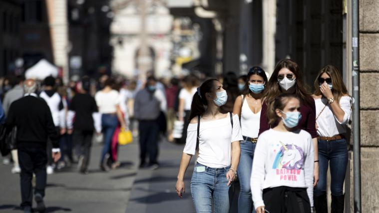 In Rom halten sich Passanten an die Maskenpflicht im Freien. Sind die Straßen der Hauptstadt Italiens bald wieder leer?