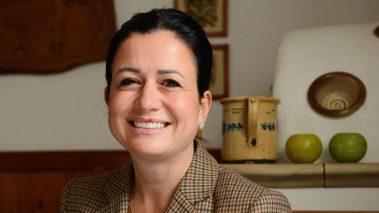 Johanna Ramoser in der Stube des Zundlhofes in Rentsch.