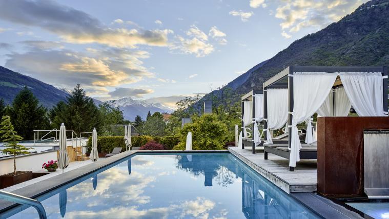Kommen Sie in eines der 5 Dolce Vita Hotels im Meraner Land und Vinschgau und genießen Sie mit großartigen Angeboten eine luxuriöse Wellness-Auszeit mit ausgezeichnetem Gourmet-Essen.