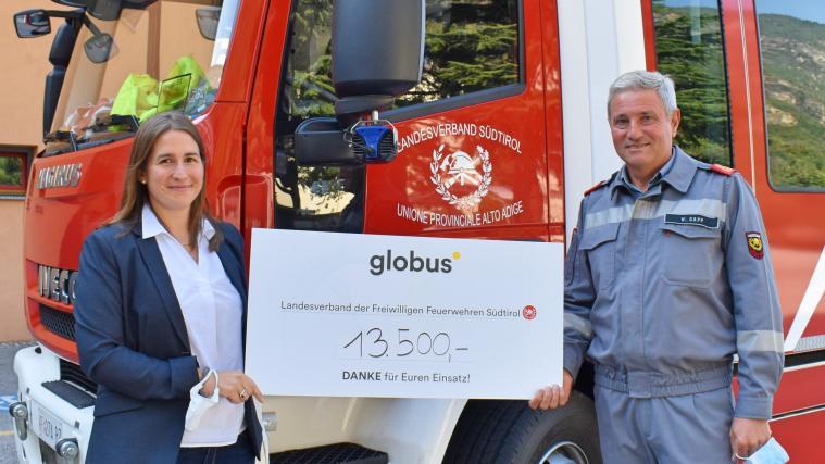 Margret Oberrauch, Geschäftsführerin der Firma Globus, und Landesfeuerwehrpräsident Wolfram Gapp bei der Spendenübergabe.
