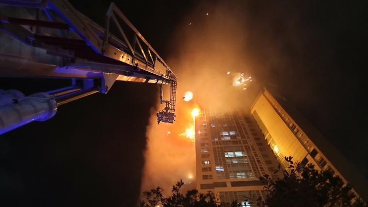 Nach 14 Stunden konnte das Feuer unter Kontrolle gebracht werden.