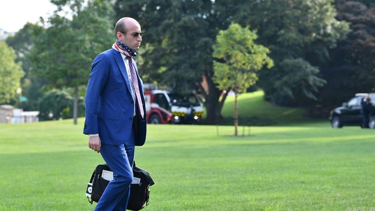 Nun ist auch Präsidenten-Berater Stephen Miller Corona-positiv.