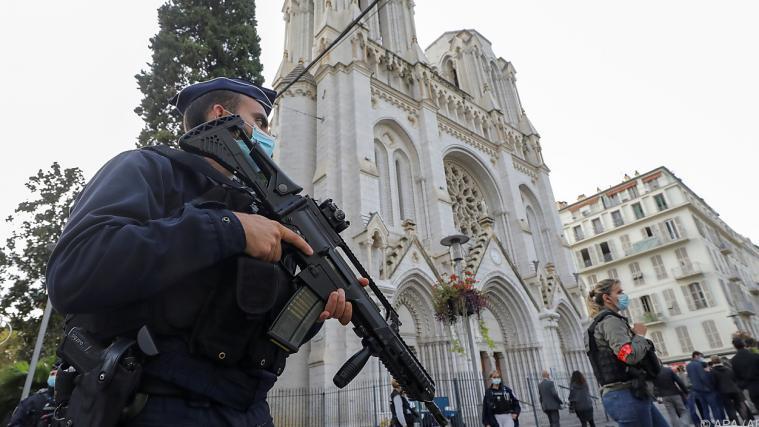 Polizeiaufgebot vor der Basilika in Nizza.