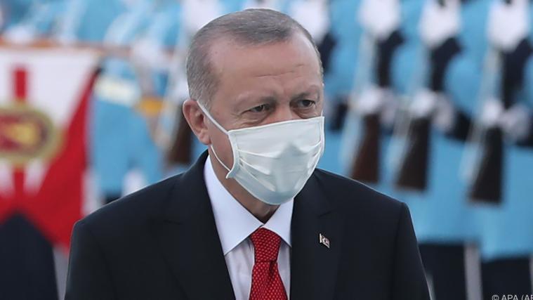 Privat sei Erdogan „sehr lustig“, will das Satiremagazin wissen.