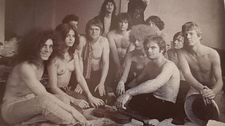 Rainer Langhans (links) und Uschi Obermaier (neben Langhans) in der legendären Kommune 1. Foto aus dem Jahr 1968.