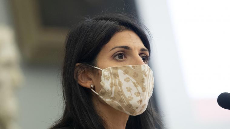 Roms Bürgermeisterin Virginia Raggi lädt Touristen nach Rom ein.