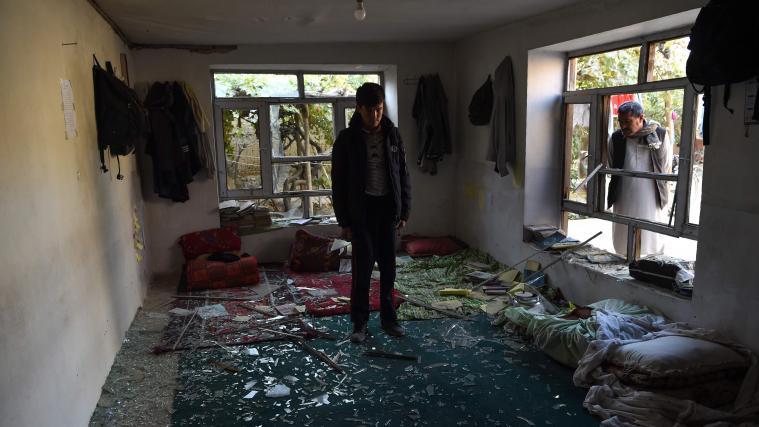 Studenten in Kabul suchen nach dem Anschlag nach ihren Sachen in der Bildungseinrichtung.
