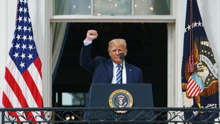 Trump präsentierte sich seinen Anhängern vom Balkon des Weißen Hauses aus.