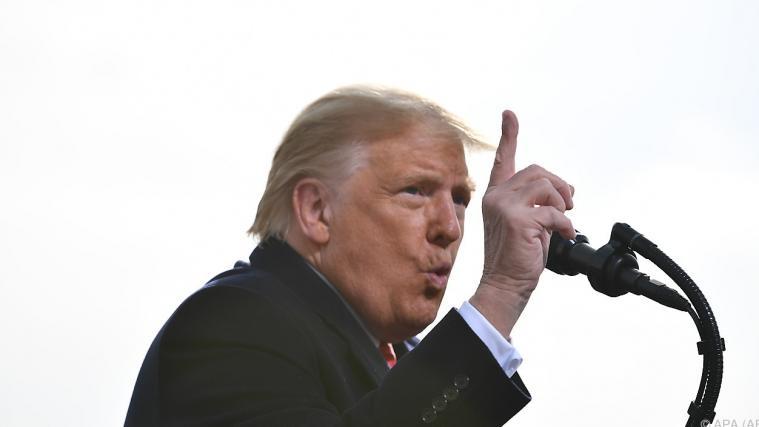 US-Präsident Trump spielt Corona herunter.