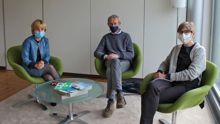 Wollen sich künftig noch besser vernetzen: LRin Deeg, Gudio Osthoff und Agnes Innerhofer (beide Caritas Hospizbewegung).