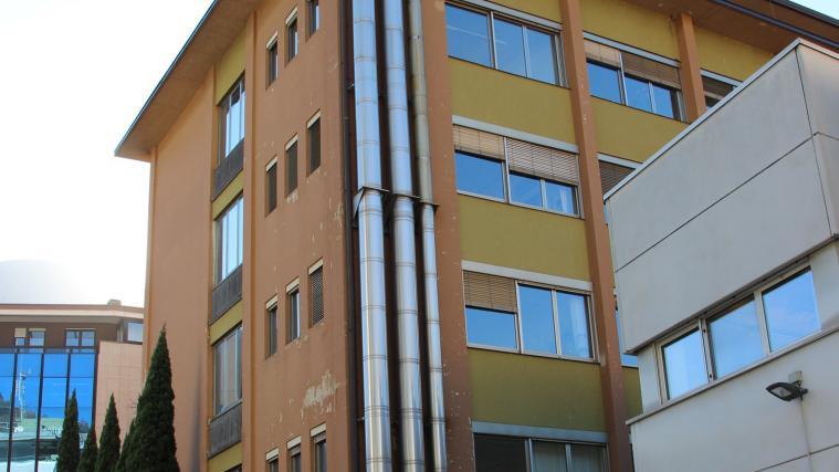 Anpassung an Sicherheitsbestimmungen und Erhöhung der Energieeffizienz sind wichtige Kriterien für die Instandhaltung öffentlicher Gebäude - im Bild das Landhaus 3 in Bozen - und Schulgebäude.