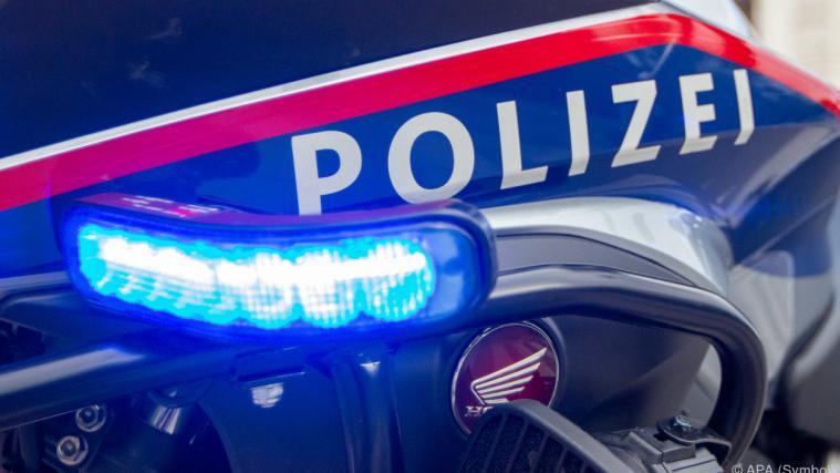 Autolenkerin übersah den Beamten an der Unfallstelle.