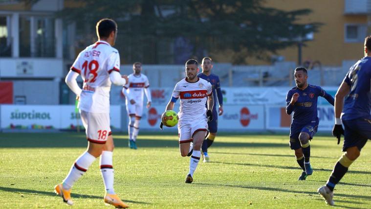 Daniele Casiraghi (Mitte) führte den FC Südtirol zum Punktgewinn.