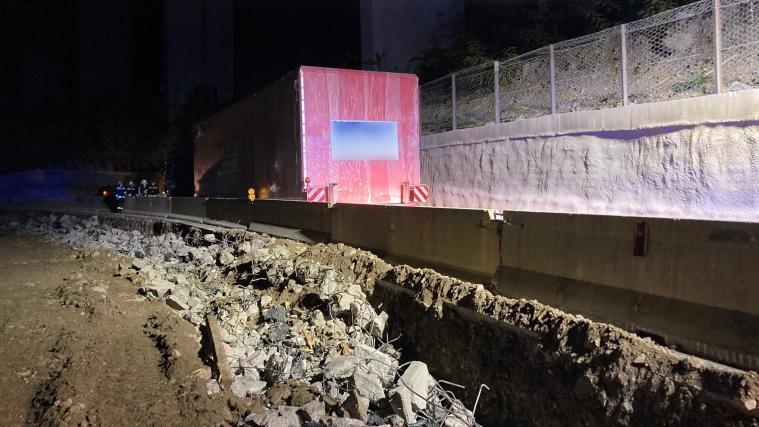 Der Sondertransport blieb zwischen der Mauer und der provisorisch aufgestellten Betonschutzwand stecken.