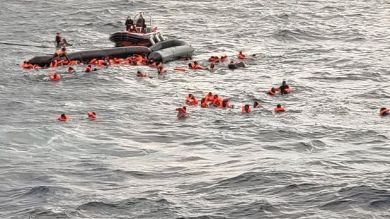 Die Besatzung des Rettungsschiffes „Open Arms“ versuche nun die im Menschen aus dem Wasser zu retten.