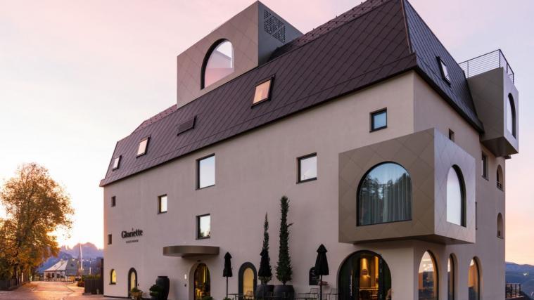 Die Geschichte des Projekts beginnt während der bekannten Klimahouse-Messe, bei der das Thema nachhaltige und qualitativ hochwertige Architektur im Mittelpunkt steht.