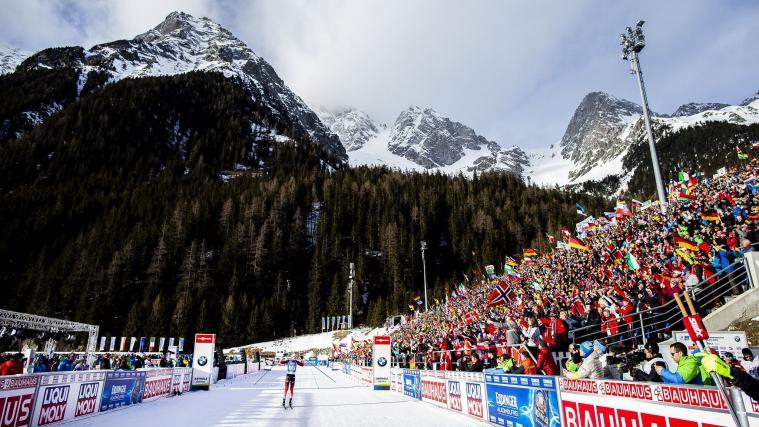 Ein Bild aus alten Tagen: Biathlon-Spektakel vor einer rappelvollen Tribüne.