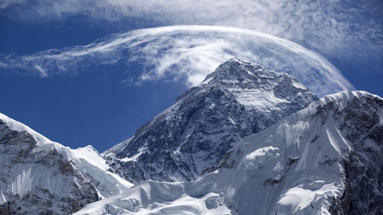 Für den höchsten Berg der Welt gibt es eine breit akzeptierte Größe, 8848 Meter, die von indischen Forschern aus den 1950er Jahren stammt.