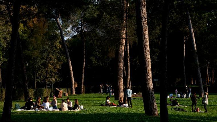 Im Park Villa Borghese genießen die Italiener die warmen Temperaturen am Wochenende.