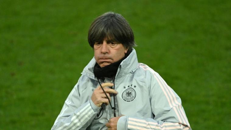 Joachim Löw muss sich derzeit warm anziehen. Die öffentliche Kritik an seiner Person wächst.