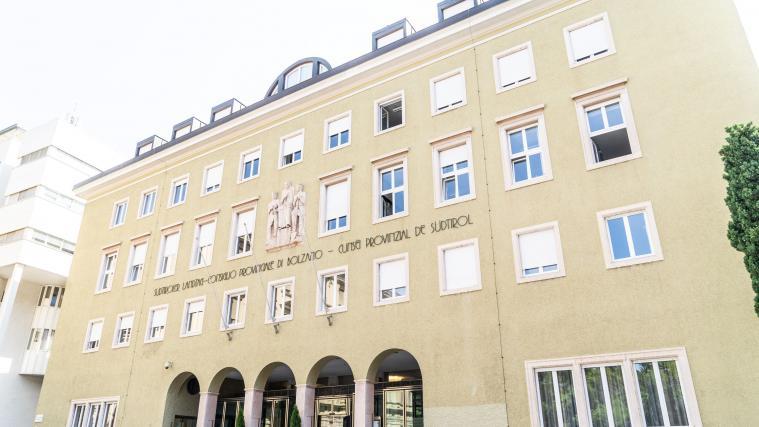 Landeshauptmann Kompatscher hat im Landtag die neue Verordnung vorgestellt.