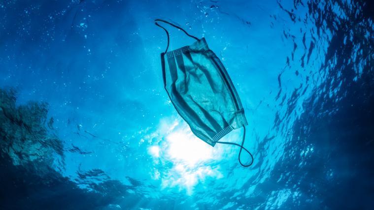 Masken, Plastikhandschuhe und -säckchen: Corona hat die Prioritäten verschoben. Müllvermeidung ist derzeit keine mehr. Dabei war noch 2018 ein Jahr mit besonders niedrigem Plastik-Verbrauch. Shutterstock