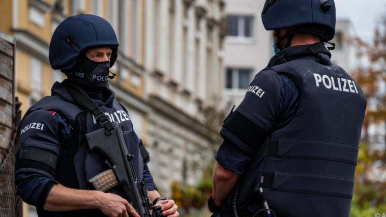 Montagfrüh haben Polizisten und Verfassungsschützer Razzien in 4 österreichischen Bundesländern gegen Personen und Vereine durchgeführt.