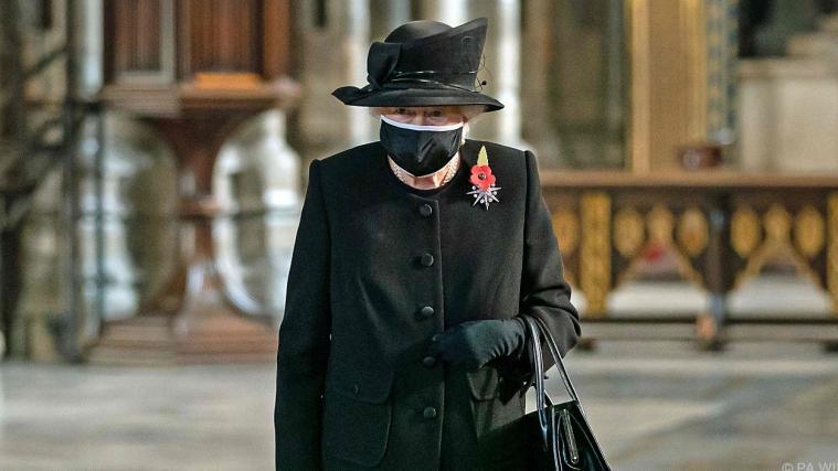 Queen besuchte mit Maske Grabmal des unbekannten Soldaten.