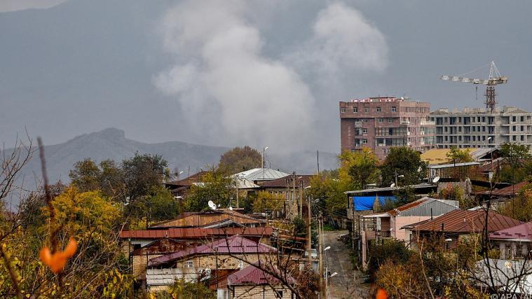 Rauch steigt auf nach einer Explosion in Stepanakert.