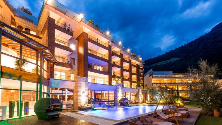 Spielen Sie an diesem Sonntag beim „Zett“-Glückstelefon mit und gewinnen Sie mit etwas Glück eine Übernachtung inklusive Gourmet-Halbpension für zwei Personen im Quellenhof Luxury Resort Passeier.