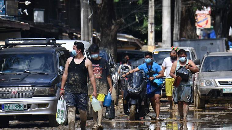 Taifun auf den Philippinen: Bewohner von Manila besorgen Verpflegung.